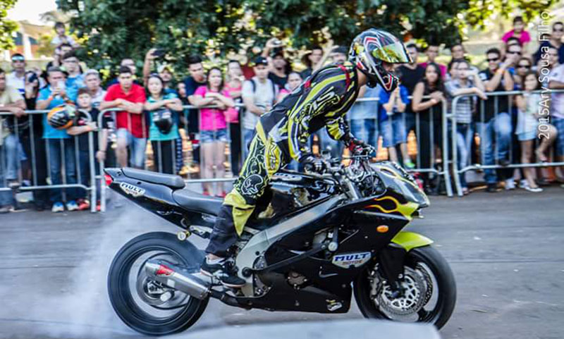 Motoqueiro durante apresentação (foto: reprodução)